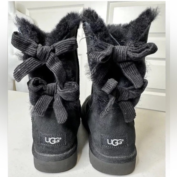 UGG BOOTS BAILEY BOW II BLACK SIZE 8 WOMENS
NEW WITH DEFECTS - Picture 1 of 8